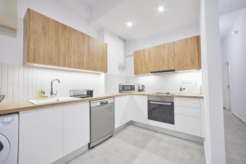 ARIS Kallithea- Big & Bright 3 Bedroom Apartment