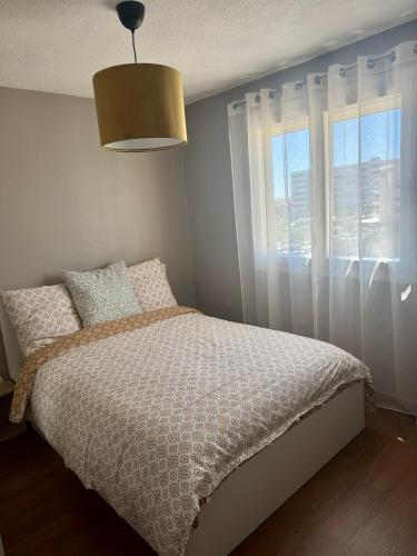 une chambre avec un lit et une fenêtre dans l'établissement Jolie appartement à Carnon Plage, à Mauguio