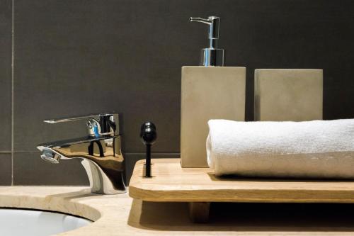 une salle de bain avec un lavabo et un rouleau de papier toilette dans l'établissement Palau de la Musica Apartments, à Barcelone