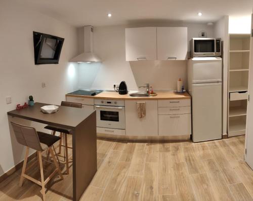 Mouans Sartoux studio with pool access