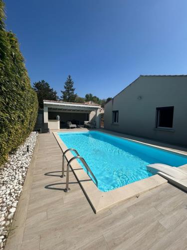 une piscine dans l'arrière-cour d'une maison dans l'établissement Villa confort avec piscine, à Entraigues-sur-la-Sorgue