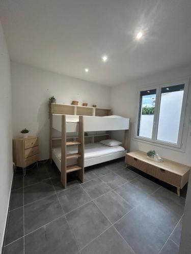 Ένα ή περισσότερα κρεβάτια σε δωμάτιο στο Villa confort avec piscine