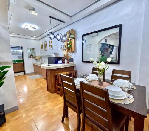 Η κουζίνα ή μικρή κουζίνα στο Bloomstone 3BR Family Suite in Gensan