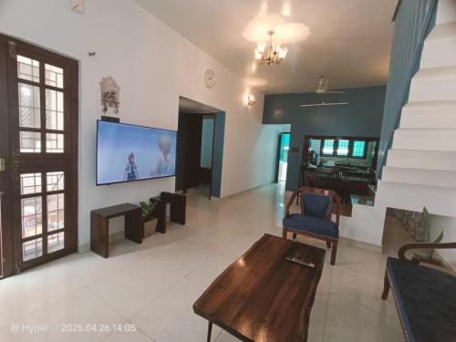 un soggiorno con una TV a parete di Danny's Villa-2 bedrooms with parking a Bangalore
