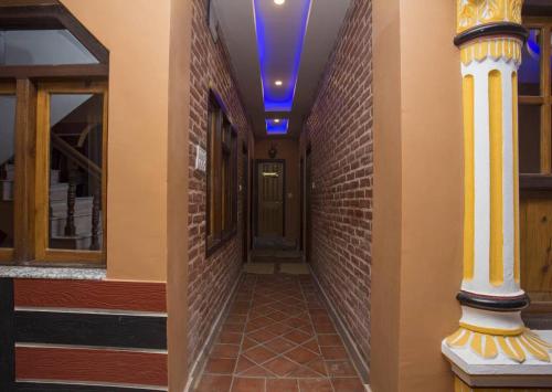 un corridoio con un muro di mattoni e una luce blu di Blue Mountain Home Stay a Kathmandu