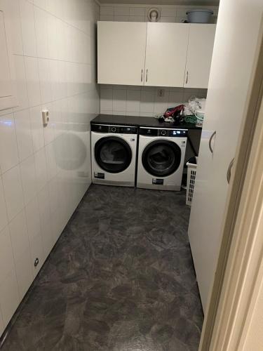 a laundry room with a washer and dryer in it at Svolvær - Jektveien 20 in Svolvær
