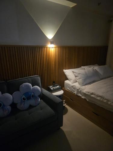 Ένα ή περισσότερα κρεβάτια σε δωμάτιο στο Stitch Style Condotel Iloilo