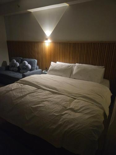 Ένα ή περισσότερα κρεβάτια σε δωμάτιο στο Stitch Style Condotel Iloilo