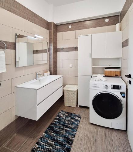 a kitchen with a washing machine and a sink at Marisa in Ierapetra