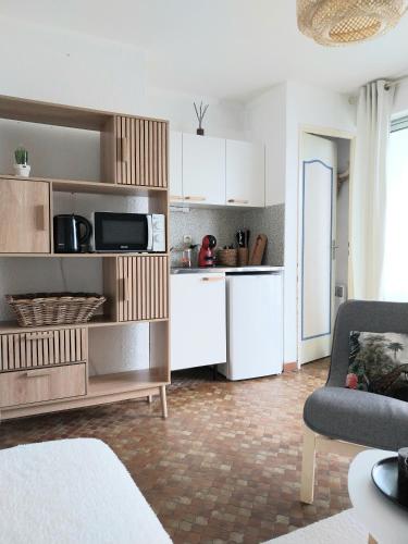 Il comprend une cuisine et un salon avec un four micro-ondes. dans l'établissement Grazel appartement 4 Couchages et parking privé, à Gruissan
