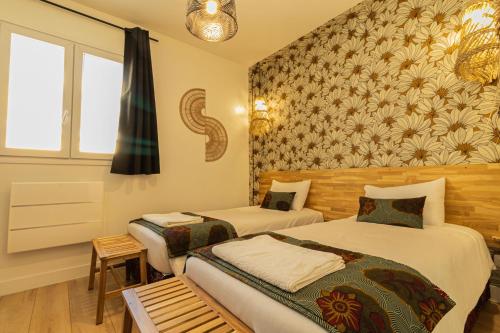 a bedroom with two beds and a window at AfroBoHome, Expérience Atypique, clim, 2 à 6 personnes, Proche centre Nîmes, Garage clos in Nîmes