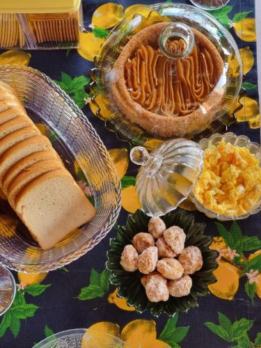 un tavolo con una torta e altro cibo sopra di Pousada e Day Use da Vó Tuca a Indaiatuba