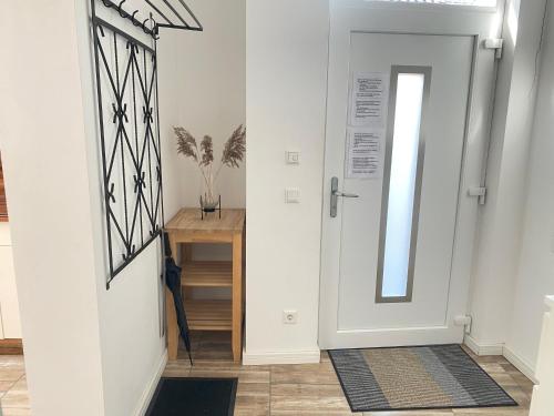 a hallway with a white door and a table at Privates & gemütliches Appartement inklusive Parkplatz in Drensteinfurt
