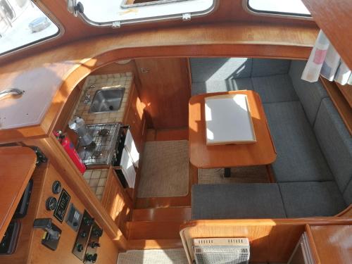 - une vue sur la cuisine dans un bateau dans l'établissement Logement insolite, Péniche Hollandaise, à Cognac