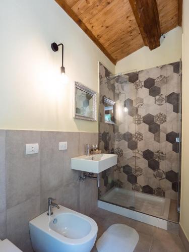Koupelna v ubytování Le Cune CountryHouse - Private Pool, AirCo, Jacuzzi