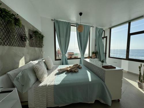 ein Schlafzimmer mit einem Bett, auf dem ein Teddybär liegt in der Unterkunft Manolo Pris, En el Mar, Teide con Piscina Natural in El Pris