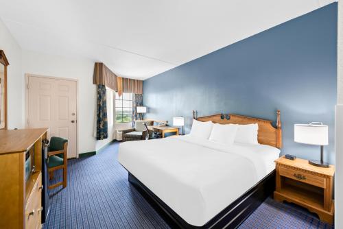 Una cama o camas en una habitación de Clarion Inn Branson