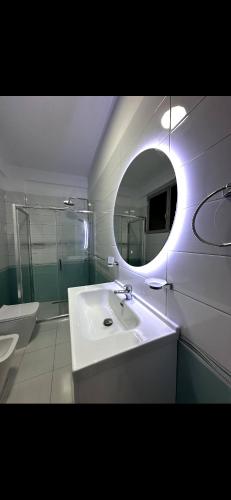 Bilik mandi di Marina Bay Apartament 1