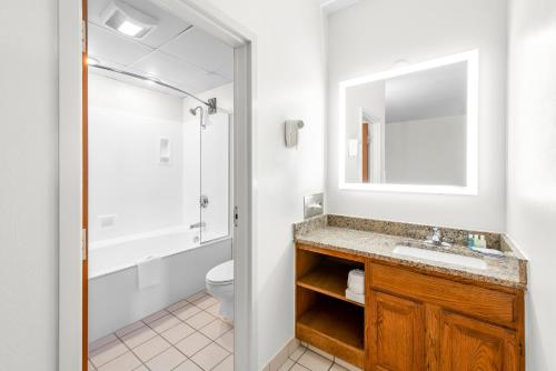 Un baño de Clarion Inn Branson