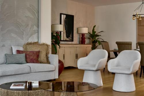 a living room with a couch and two chairs at Alonso Quijano in Alcalá de Henares