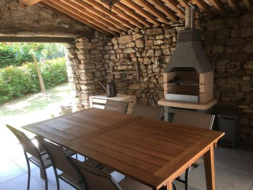 - une cuisine avec une table en bois et une cuisinière dans l'établissement Magnanerie Leony 2, à Saint-Florent-sur-Auzonnet