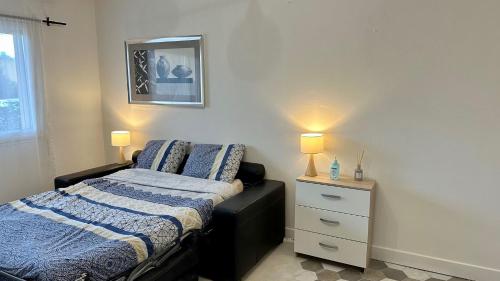 En eller flere senge i et værelse på Charmant studio climatisé, proche de la plage