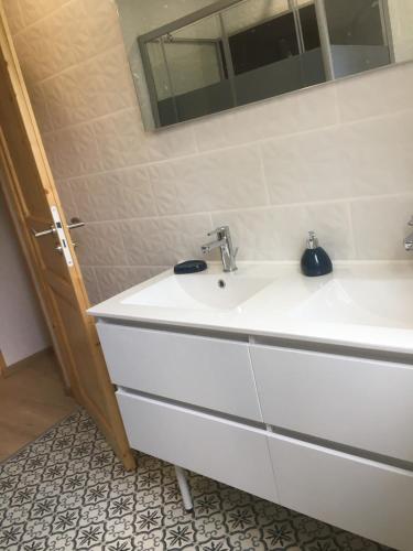 une salle de bain avec un lavabo blanc et un miroir dans l'établissement Magnanerie Leony 2, à Saint-Florent-sur-Auzonnet