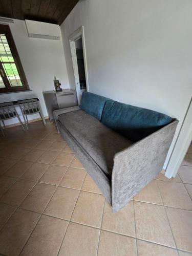 a couch sitting on a tiled floor in a living room at Dimora Kalipè in Bevagna