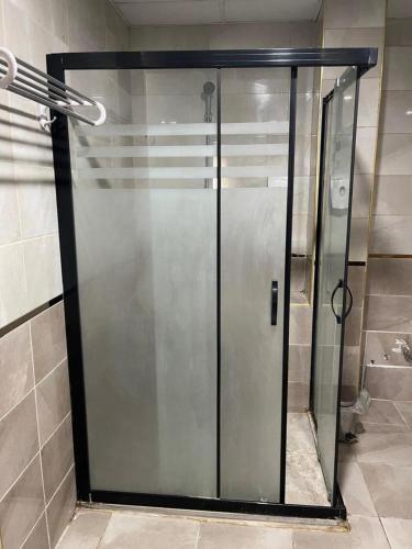 un bagno con box doccia e porta a vetri. di Dimet Park Hotel a Van