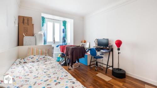 une chambre avec un lit et un bureau dans l'établissement App à 5 minutes de la Tour Eiffel, à Paris