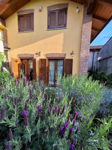 a house with purple flowers in front of it at CASA LAVANDA in Rivoli