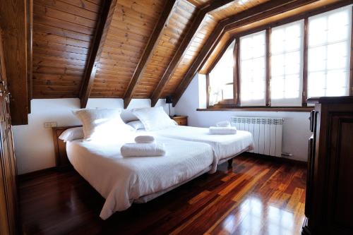 a bedroom with two beds and a large window at Apartamento a 5 minutos de pistas y con vistas panorámicas in Salardú