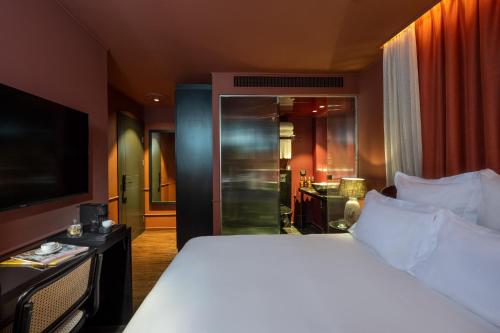 a hotel room with a bed and a bathroom at Casa Suzanna Hotel Tel-Aviv קאסה סוזנה נחלת בנימין in Tel Aviv