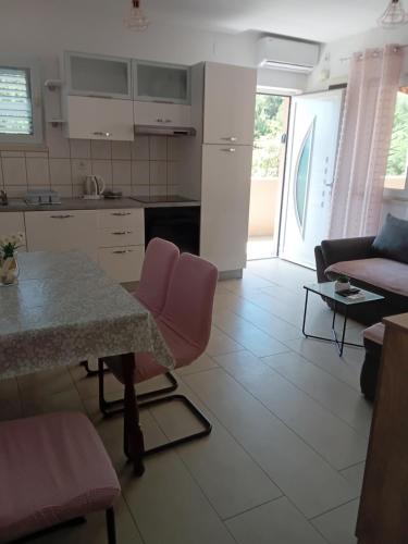Η κουζίνα ή μικρή κουζίνα στο Apartment Luka 2 near Dubrovnik