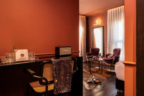 a room with a desk and chairs in a room at Casa Suzanna Hotel Tel-Aviv קאסה סוזנה נחלת בנימין in Tel Aviv