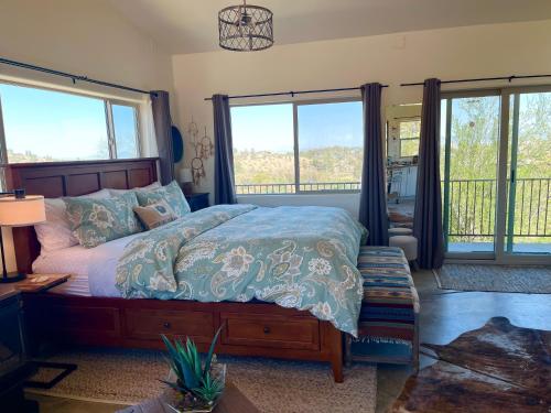 Postel nebo postele na pokoji v ubytování Eagles Nest Casita Luxury king memory foam bed feather pillows & duvet Amazing views, private balcony, Great location & Dog friendly