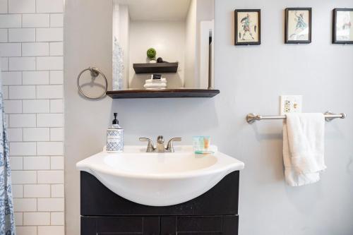 ein Badezimmer mit Waschbecken und Spiegel in der Unterkunft HISTORIC DOWNTOWN KING BED COTTAGE- PARKING and PATIO in Savannah