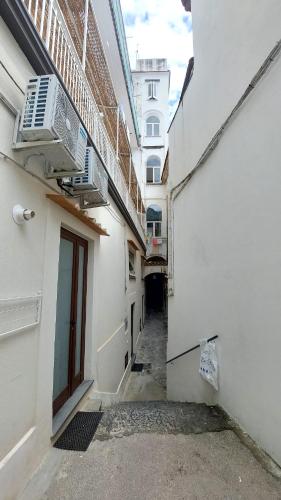 an alley way between two buildings with a balcony at Casa Nina in Amalfi