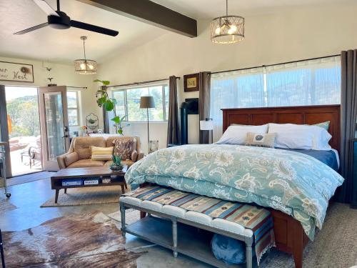Postel nebo postele na pokoji v ubytování Eagles Nest Casita Luxury king memory foam bed feather pillows & duvet Amazing views, private balcony, Great location & Dog friendly