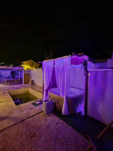 a backyard with a tub with purple lighting at Le Loft in Le Pradet