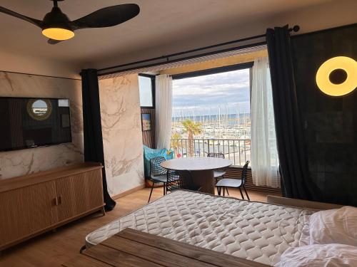 une chambre avec un lit, une table et une fenêtre dans l'établissement Grand studio neuf vue magnifique, à Canet