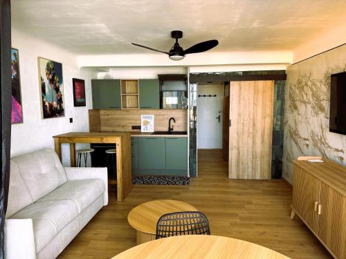 un salon avec un canapé et une cuisine dans l'établissement Grand studio neuf vue magnifique, à Canet