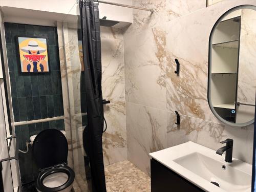 une salle de bain avec une douche, des toilettes et un lavabo dans l'établissement Grand studio neuf vue magnifique, à Canet