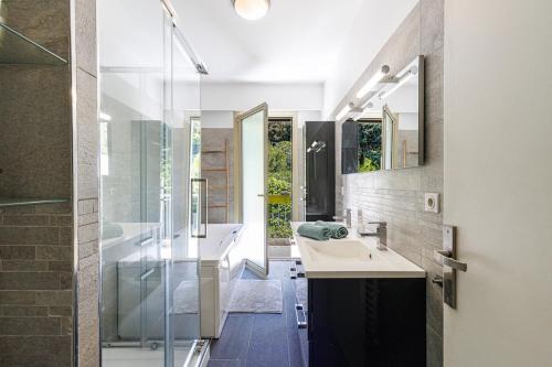 une salle de bain avec une baignoire, un lavabo et une douche dans l'établissement Casa Nissa Blue, à Nice