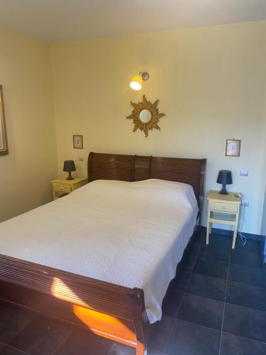 - une chambre avec un lit et 2 tables avec des lampes dans l'établissement ΚΑΛΛΙΣΤΗ HOUSE, à Posidhonía