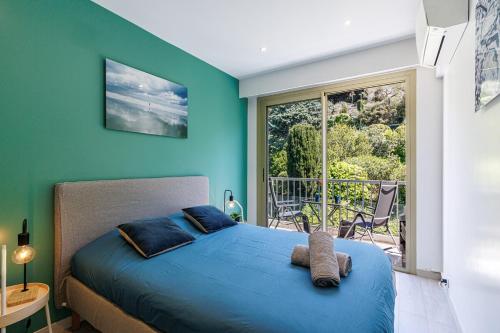 - une chambre bleue avec un lit et un balcon dans l'établissement Casa Nissa Blue, à Nice