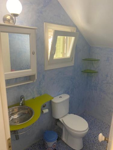 une petite salle de bain avec toilettes et lavabo dans l'établissement ΚΑΛΛΙΣΤΗ HOUSE, à Posidhonía