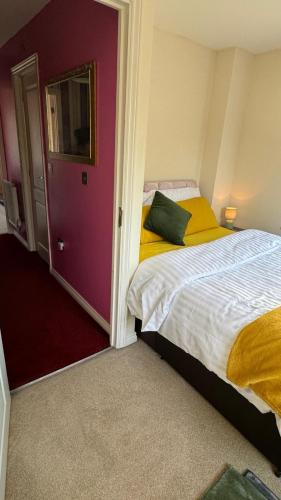 Postel nebo postele na pokoji v ubytování Double room in Walsall 2
