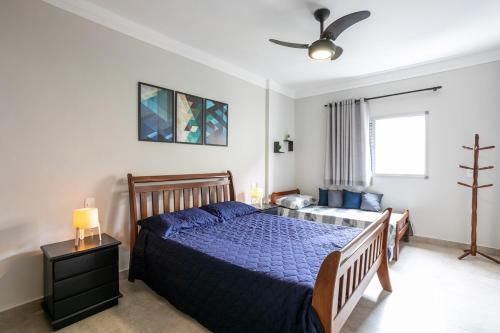 圣保罗Apartamento grande, espaçoso - Mackenzie, Higienópolis的一间卧室，里面有一张床，铺着蓝色被子。