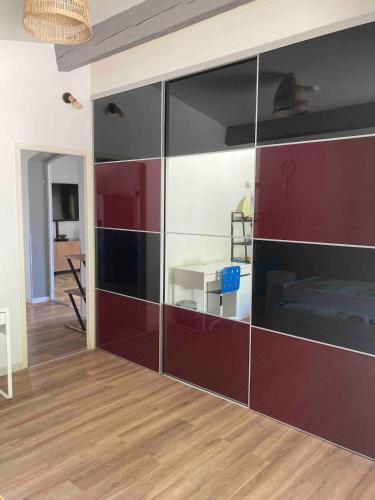 Cette chambre est dotée d'une grande paroi en verre. dans l'établissement Maison chaleureuse, à Simiane-Collongue